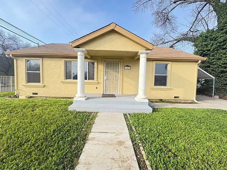 1003 Victoria Ave — Photo 2