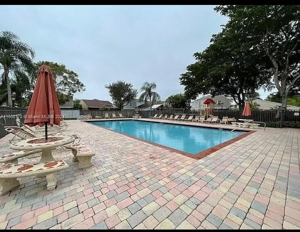 3 bed, 2.0 bath, 950 sqft, $2,500 — Photo 3