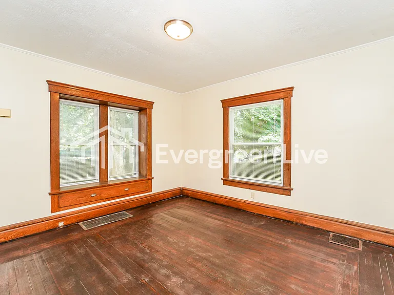 1373 Sprague St — Photo 4