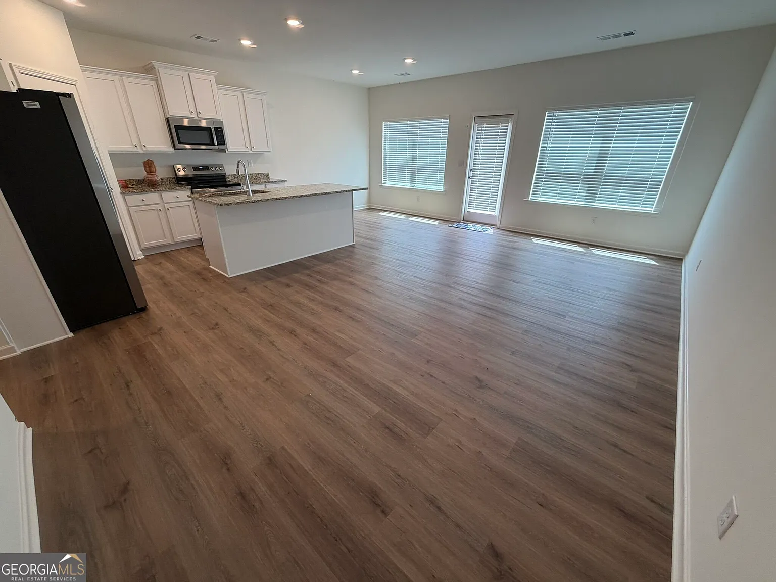 3 bed, 2.5 bath, $2,100 — Photo 4