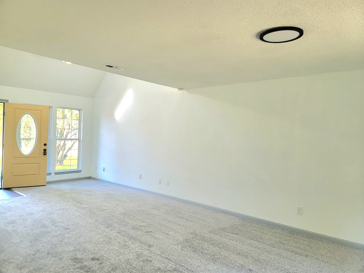 3 bed, 2.5 bath, 1437 sqft, $1,595 — Photo 2