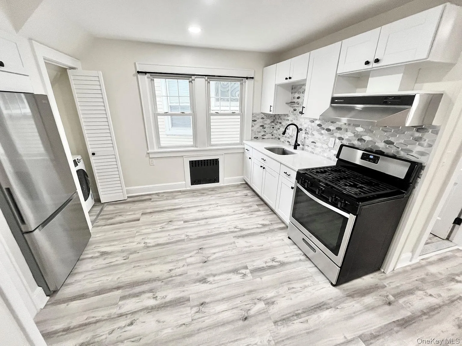 2 bed, 1.0 bath, 1273 sqft, $3,300 — Photo 3
