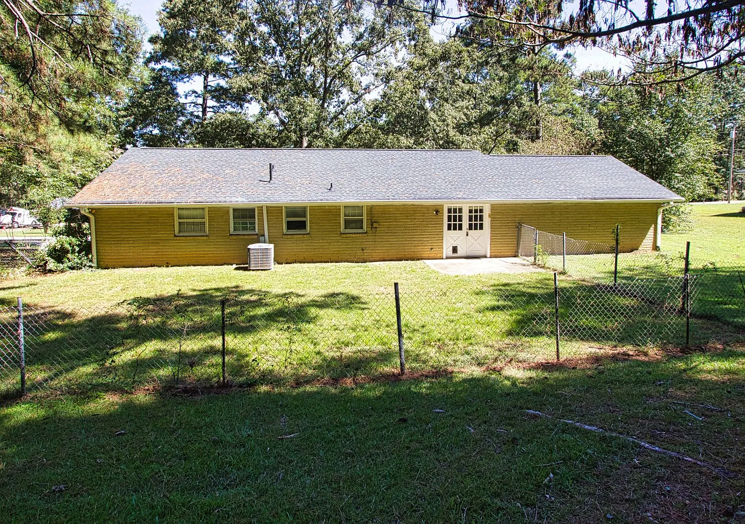 Available Now! - 3 Bedroom 2 Bathroom Open Floorplan — Photo 4