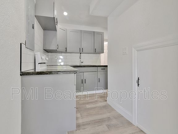 5th image of 825 Truman St #2
