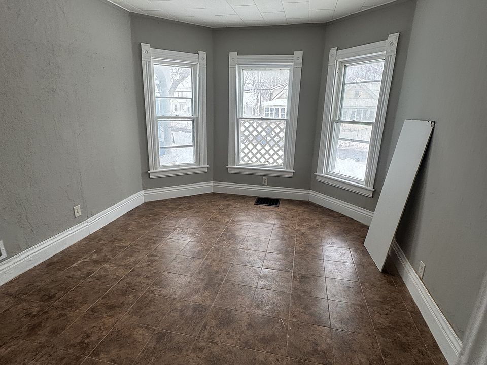 2nd image of 119 Putnam St