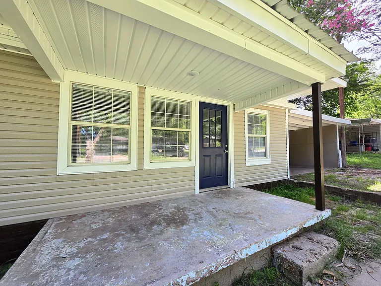 299 Francis St — Photo 2