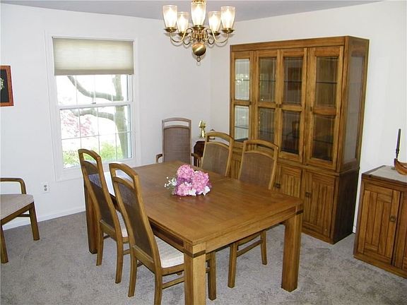 5th image of 32 Winding Brook Dr