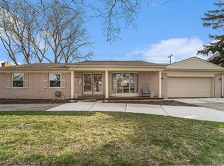 721 S Rosedale Ct, Grosse Pointe Woods, MI 48236