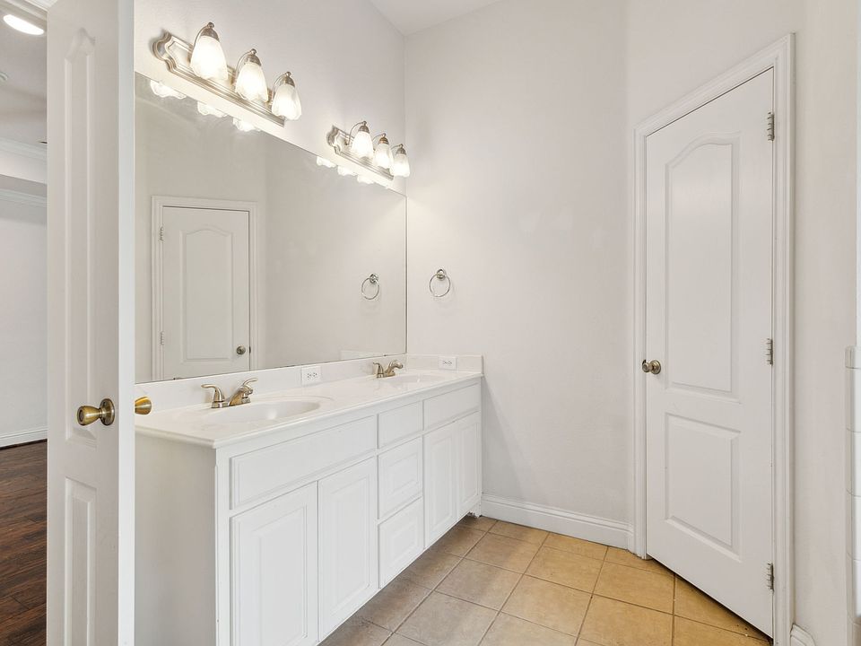 1st image of 805 Dickerson Cir