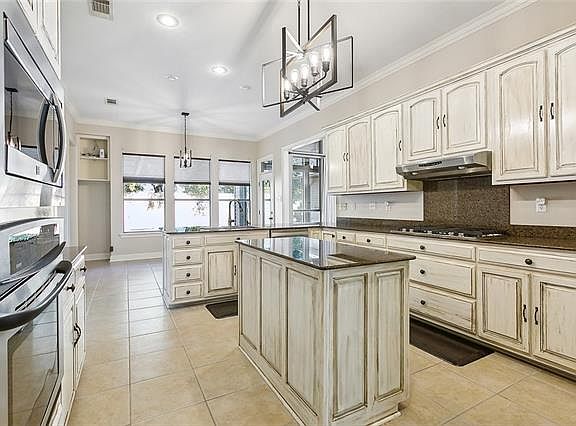 4th image of 555 Sweet Bay Dr