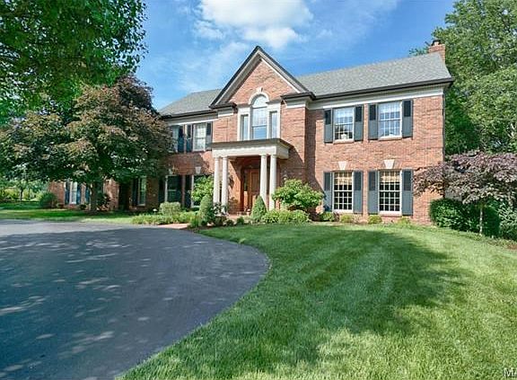 2nd image of 10 Frontenac Place Dr