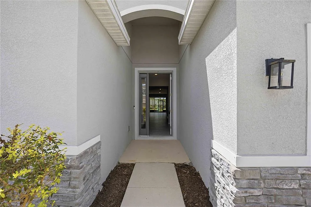 4 bed, 2.5 bath, 2045 sqft, $3,100 — Photo 4