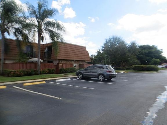 3rd image of 2925 SW 11th Pl N