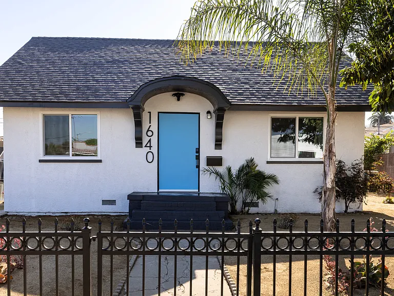 +2 bedroom/1 bath
+750 sq. ft
+Onsite parking
+Queen beds
+Washer/Dryer
+Dishwasher
+Mini split (AC / Heater)
+Single level
+1 pet okay