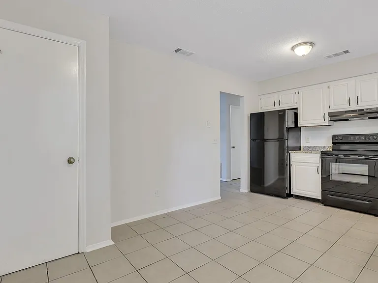 423 Edgewater Rd — Photo 10
