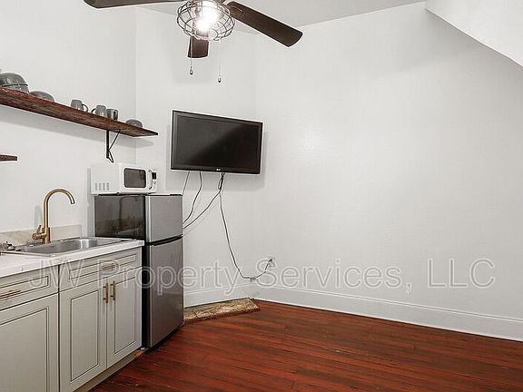 4th image of 2120B New Orleans St