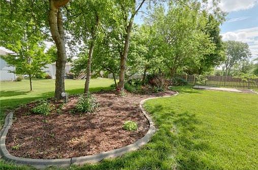 3rd image of 211 NE Lamplighter Ln