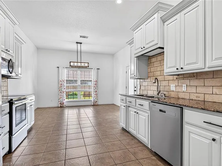 3725 Colfax Way — Photo 23