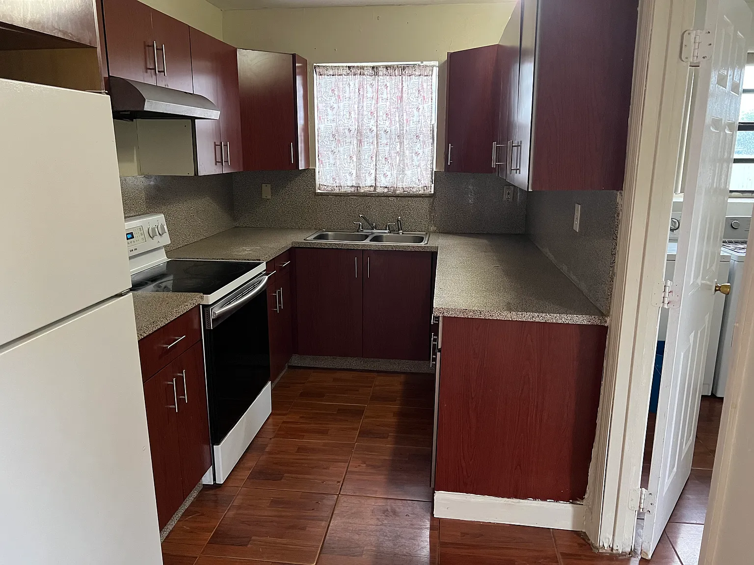 4 bed, 1230 sqft, $3,500 — Photo 3