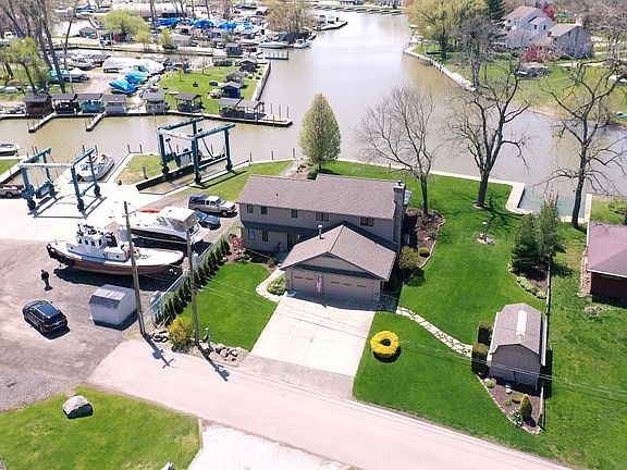 3rd image of 224 E Island Dr
