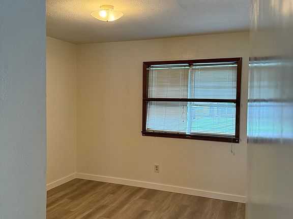 3rd image of 1224 Meadowbrook St