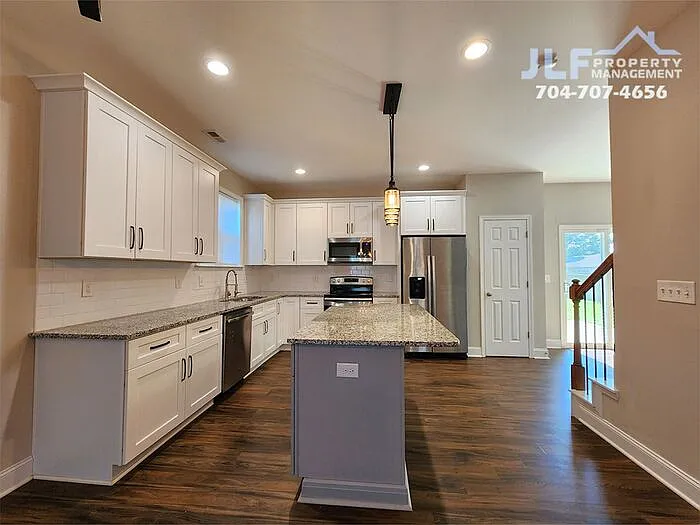 2520 Ashe Ave — Photo 5