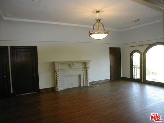 5th image of 855 S Sycamore Ave