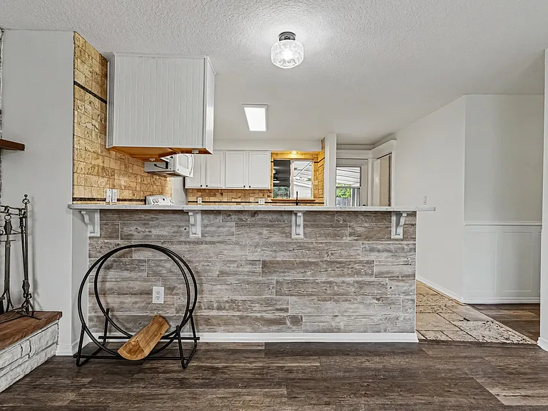 2115 N Courtney Dr — Photo 8