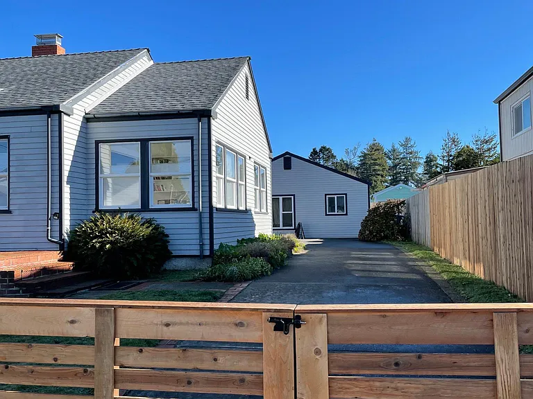 2511 J St — Photo 2