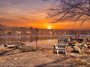 110 Spruce Lake Dr, Milford, PA 18337
