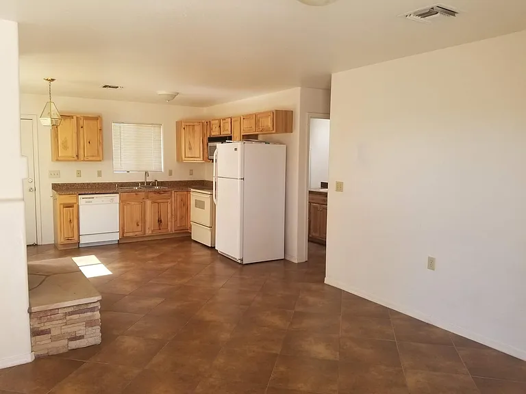 1285 N Bryant Ave — Photo 3