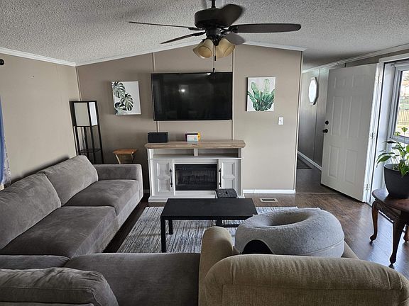 3rd image of 8 Durwood Ln