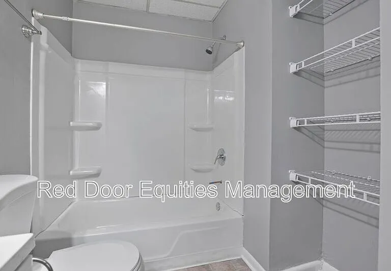 129 W Walnut St #C — Photo 12