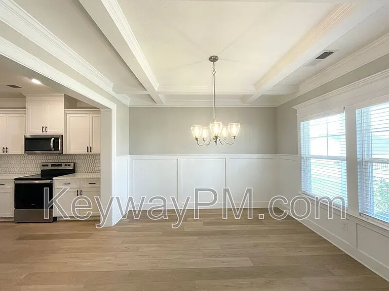 410 Longford St — Photo 4