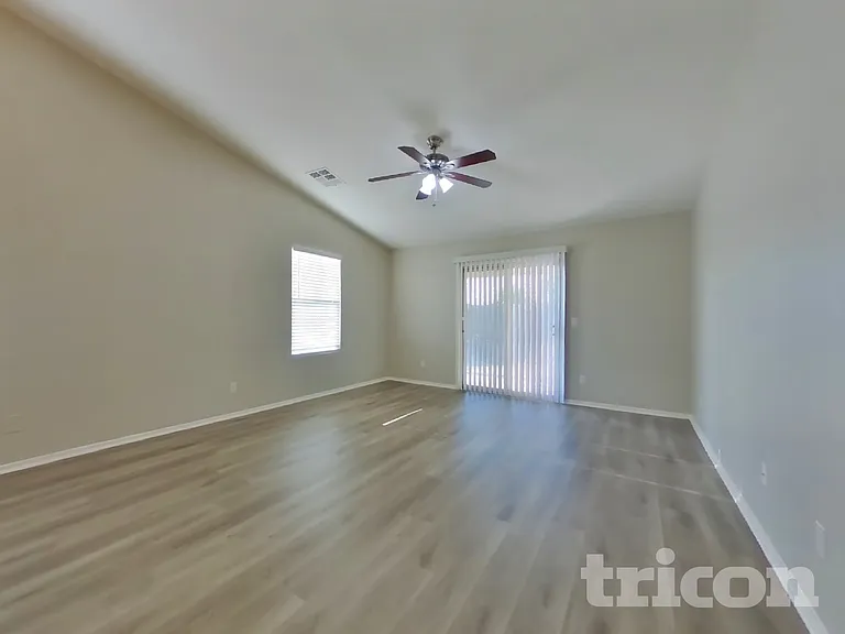 13961 W Maui Ln — Photo 2
