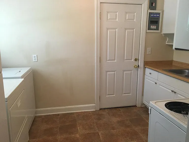 24 Prancer Ave — Photo 7