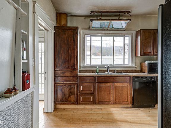4th image of 124 N Elm Ave