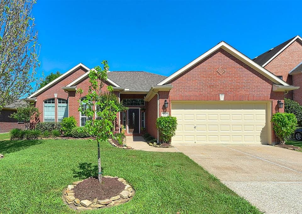 1st image of 410 Green Cedar Dr