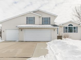 3611 Knight Ct SW, Cedar Rapids, IA 52404