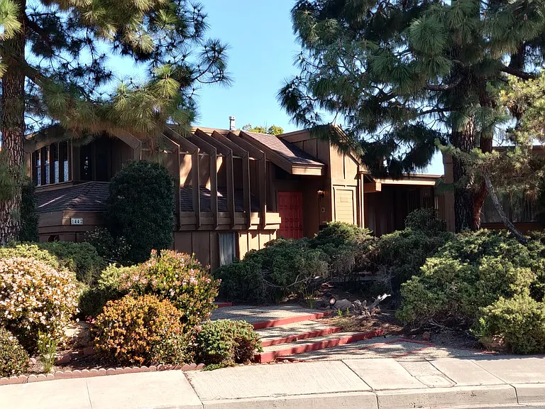 1442 Hillsmont Dr — Photo 1