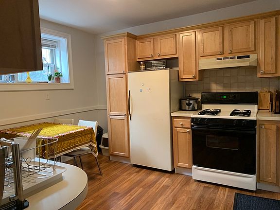 5th image of 461 Washington St APT B