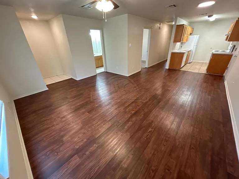 912 McDaniel Cir — Photo 4