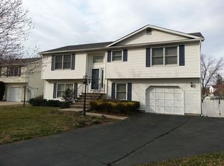 6 Hamilton Lakes Dr, Hamilton, NJ 08619