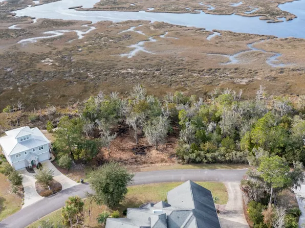 907 Riverview Dr E, Saint Marys, GA 31558