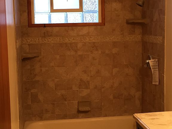 3rd image of 661 Hemlock Dr