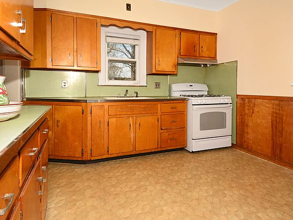 5th image of 442 N Barry Avenue