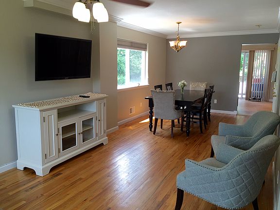 3rd image of 211 Sommer Ave