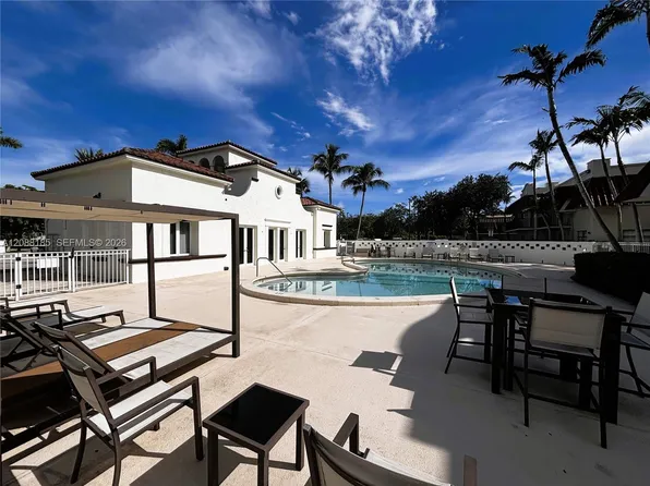 6703 N Kendall Dr APT 405, Pinecrest, FL 33156