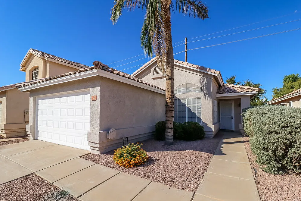 3 bed, 2.0 bath, 1234 sqft, $2,435 — Photo 3