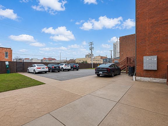 5th image of 3717-21 Westminster Pl #3721-100